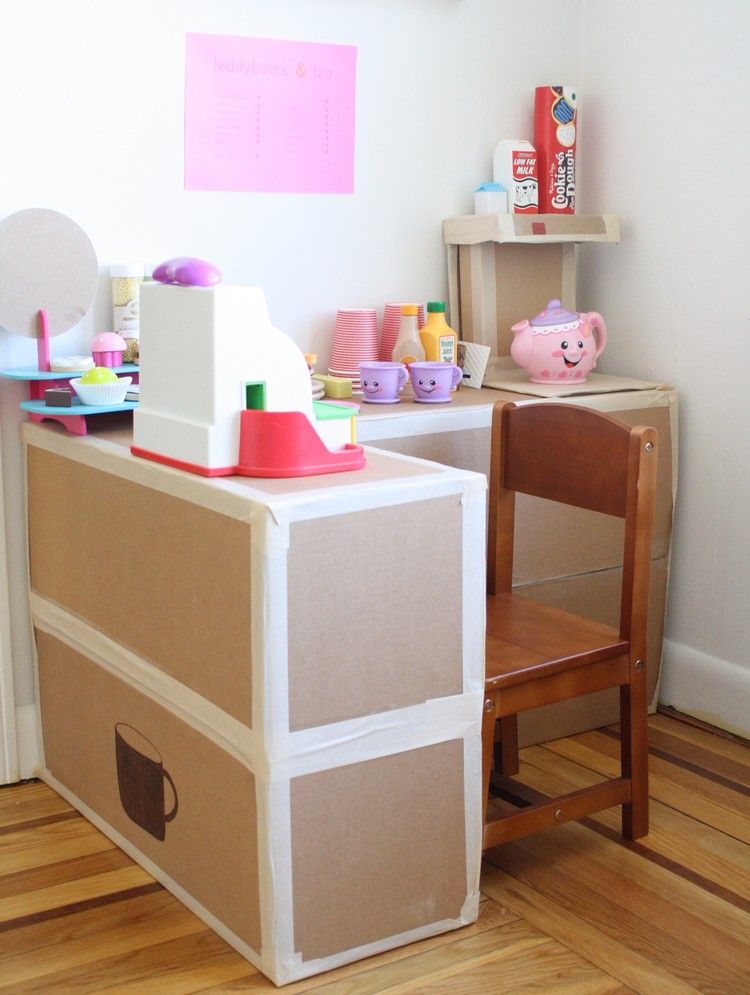 detský obchod-kartón-stôl-pult-kávovar-drevená stolička