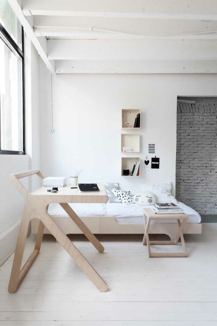 detská izba zariadená písacím stolom, nábytok z brezového dreva