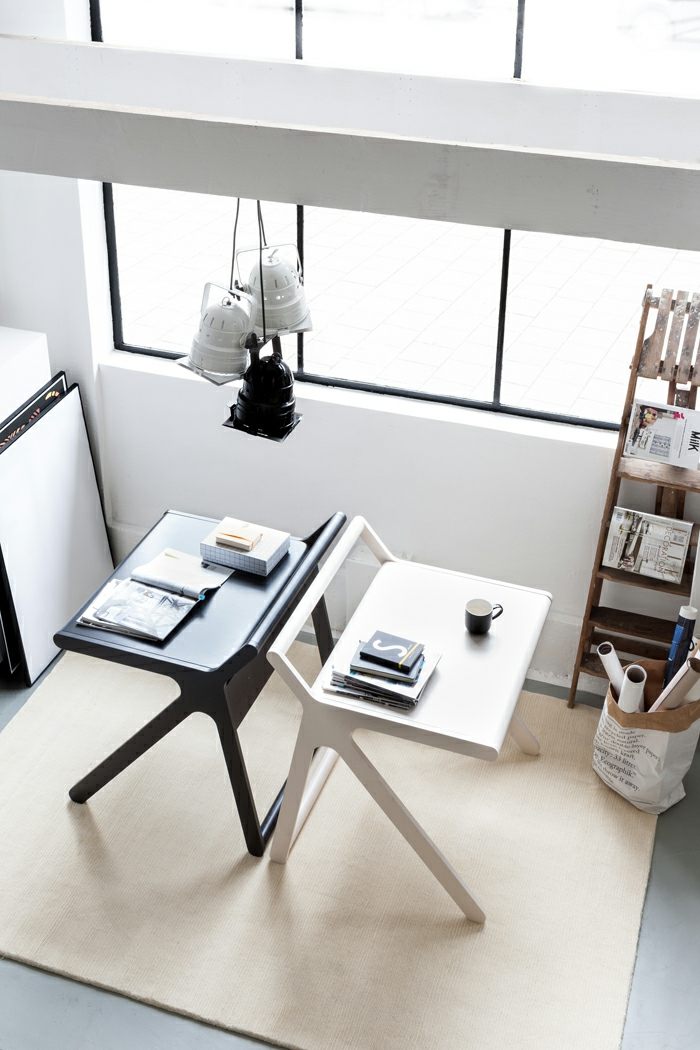 detský stôl v bielo čiernom škandinávskom štýle