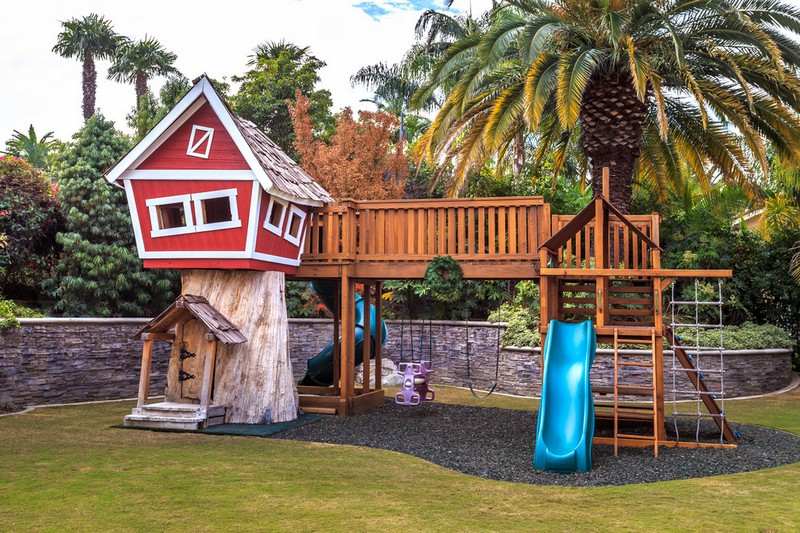 Detské ihrisko-vonku-štrková podlaha-hojdačka-šmykľavka