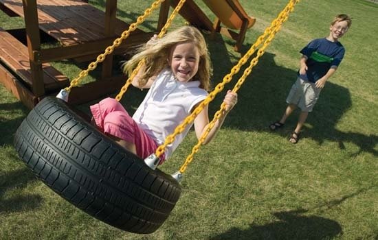 Vybavenie detského ihriska hojdačka Staré pneumatiky na aute