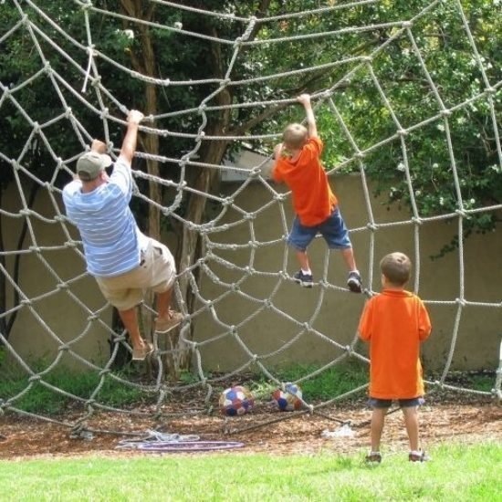 Vonkajšie ihrisko lezecká sieť zavesená