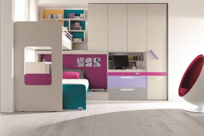 Posteľ purpurová perina zelený rám postele