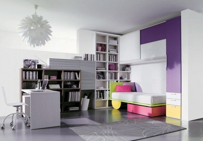 fialová ružová žltá zelená stena skrine