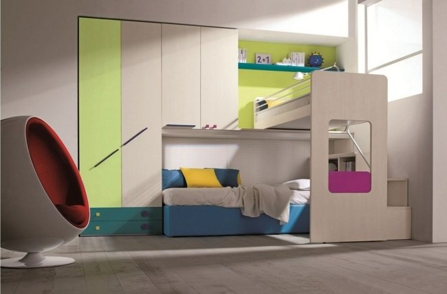 V detskej izbe je skriňa s dvoma lôžkami