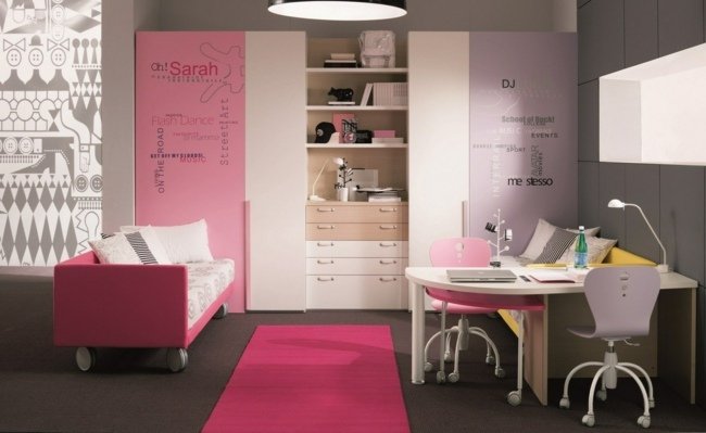 Skriňa na dennú posteľ, graffiti, ružový koberec