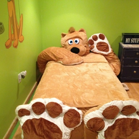 zelená farba na stenu, nálepky na stenu Disney, nápady na zdobenie škôlky