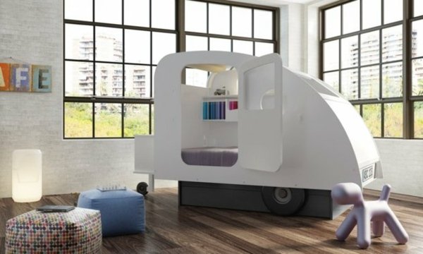 Nástenné police farebné stoličky hračky