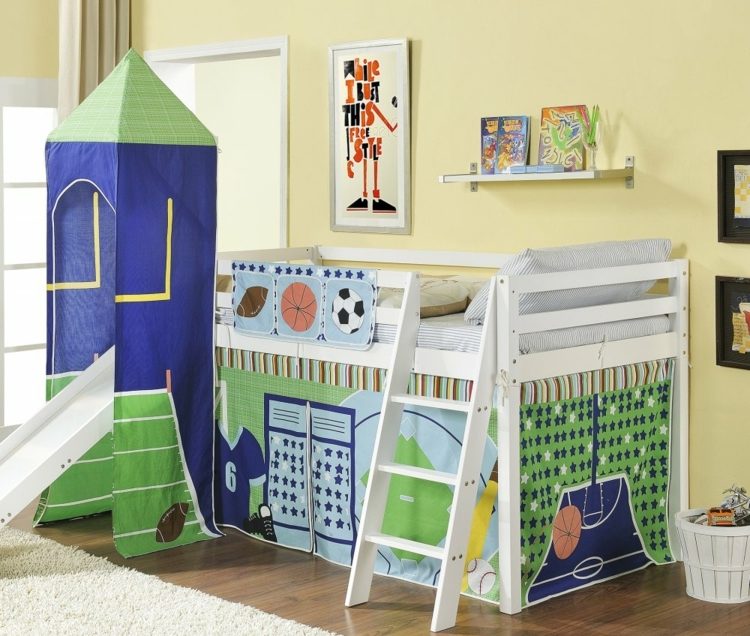 Detské ihrisko na šmykľavke zariadené vežou