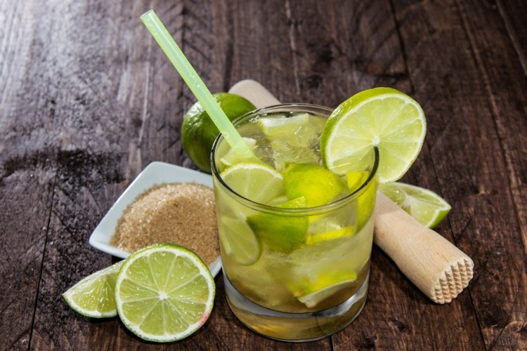 limetky caipirinha bez alkoholu hnedé cukry