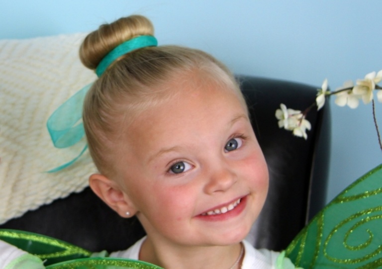 Updo s modrou mašľou Detské účesy-Dievčatá-Updo-Tinkerbell