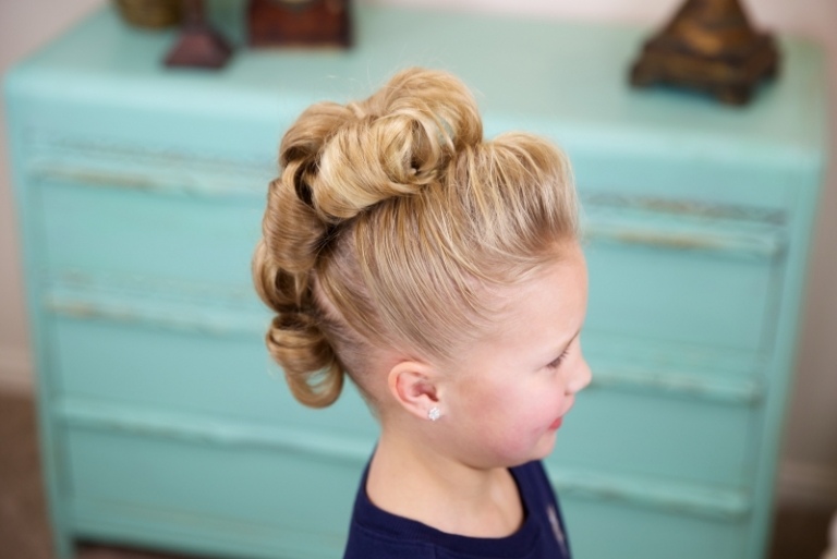 Roztomilý updo pre malé dievčatá na špeciálne príležitosti Detský účes-dievča-pletený účes-vrkoč
