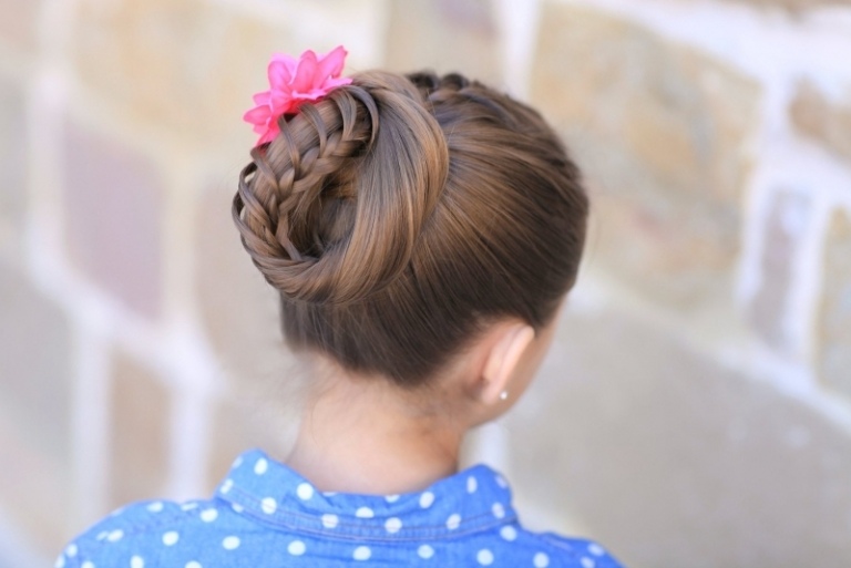 Updo pre malé dievčatá - s kvetmi vo vlasoch Detské účesy-dievčatá-vrkoč-updo-kvet