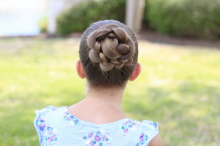 Sladké updo s dvoma pigtails Detské účesy-dievčatá-pletené účesy-vrkoč-updos