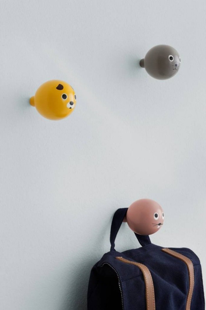 detská skriňa-stena-drevené-gombíky-farba-roztomilé-tváre