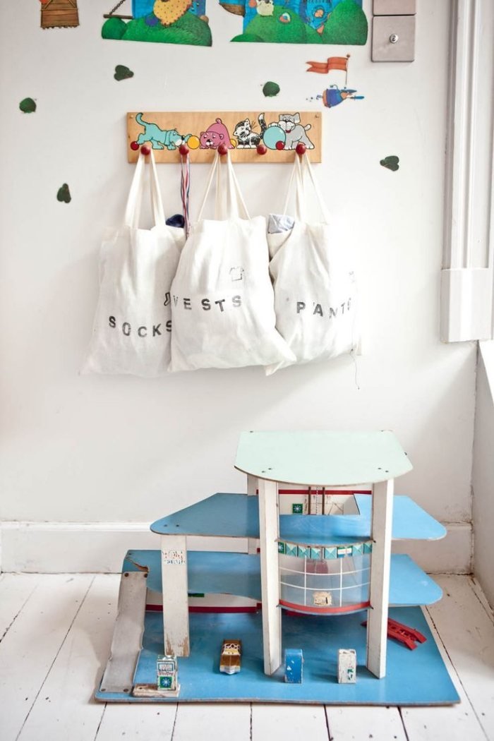 detská skriňa-drevené-háčiky-koľajnice-domáce zvieratá-maľovanie