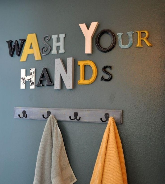 detský šatník-nápad-kúpeľňa-dekor-písmená