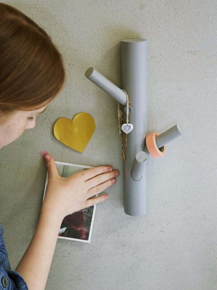 detská skriňa-tvar dreva-vetvička-maľovaná sivá