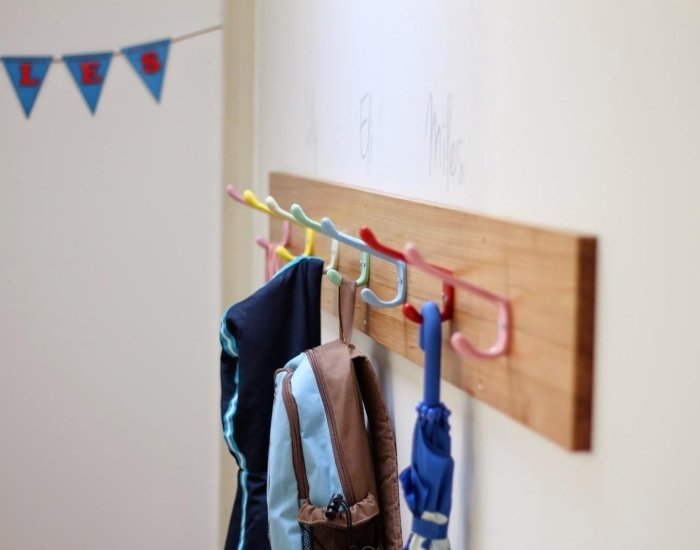 Detská šatníková skriňa-drevené-háčiky-koľajnice-farebné-maľované-háčiky