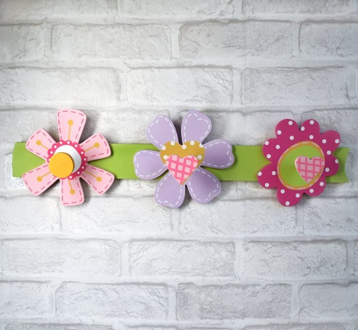 detská skriňa-drevo-kvety-dekorácia-detská izba-dievčatá