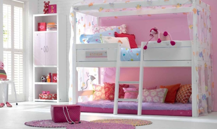 detské loftové postele-dievča-schody-freebird