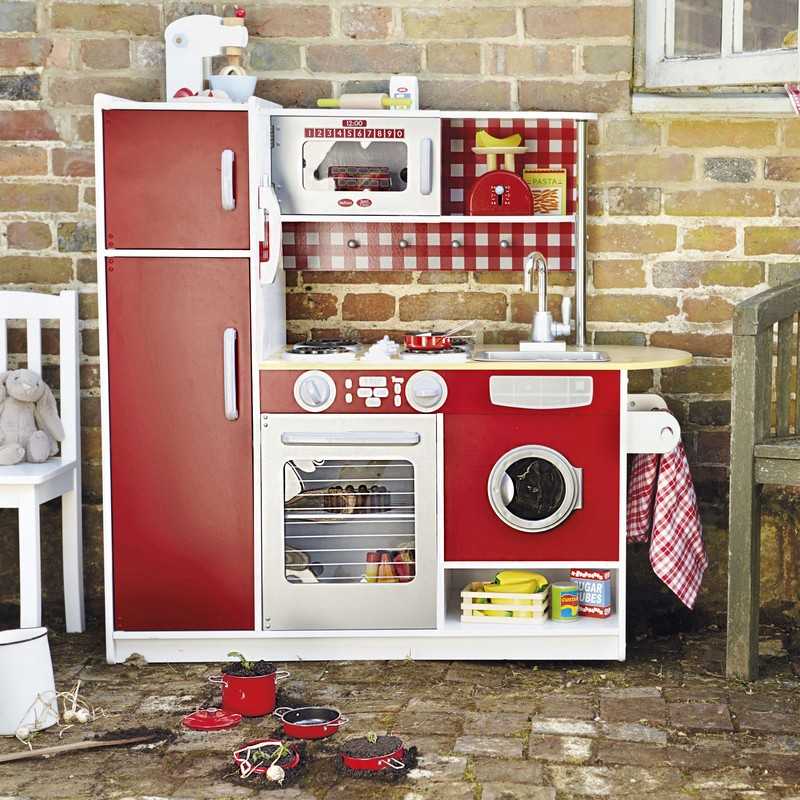 Kinderkueche-drevo-červená-moderná-detská izba-škandinávsky-dizajn