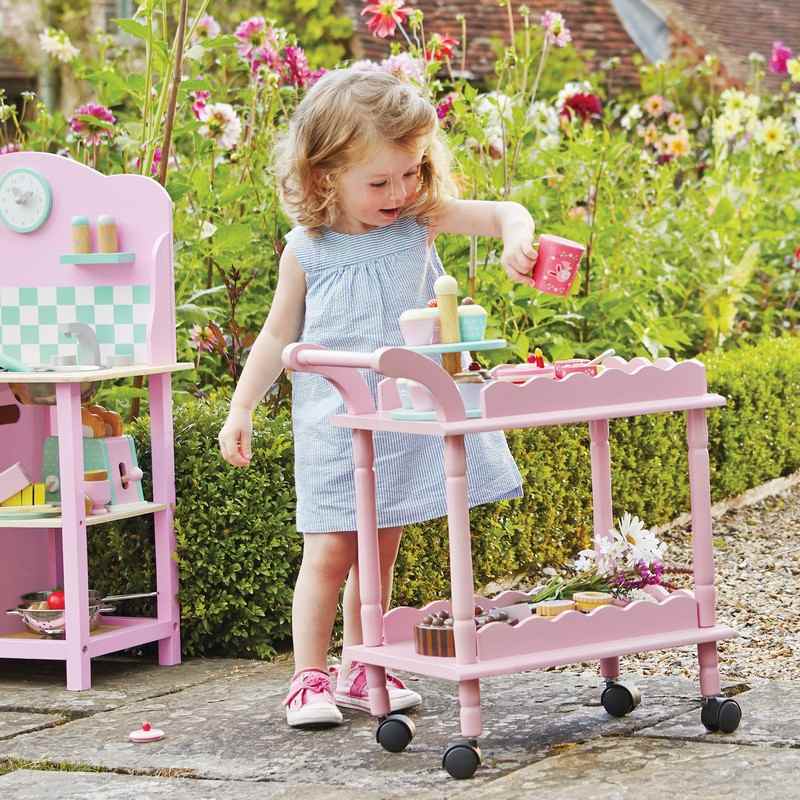 Kinderkueche-drevené-servírovacie-tácky-ružové-farby-rolky