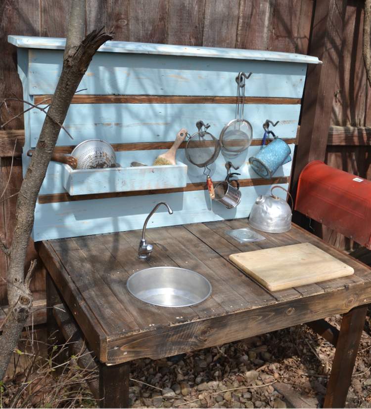 Postavte si detskú kuchynku z dreva sami - jednoduchý návod Detská kuchynka vyrobená z dreva -záhrada-hra kuchyňa-stavať-palety-starý-drevený stôl