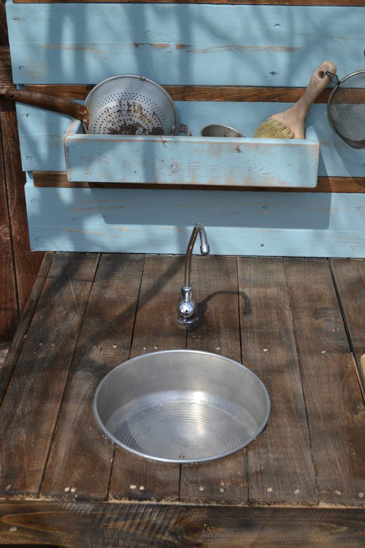 V detskej kuchynke zabudujte malé drezy a poličky detská kuchynka-drevo-záhrada-hra kuchynka-zostava-drez-polica