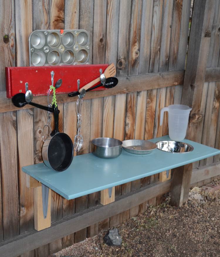 voliteľné - postavte detskú kuchynku na drevený záhradný plot detská kuchynka-drevo-záhrada-stavba-ľahký-stôl-kuchynský riad