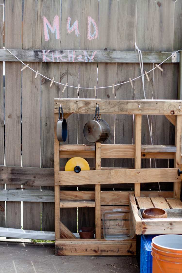 Postavte si na záhrade ihrisko s detskou kuchynkou detská kuchynka-drevená-záhradná-stavba-návod-hra kuchynka-paleta-drevené boxy