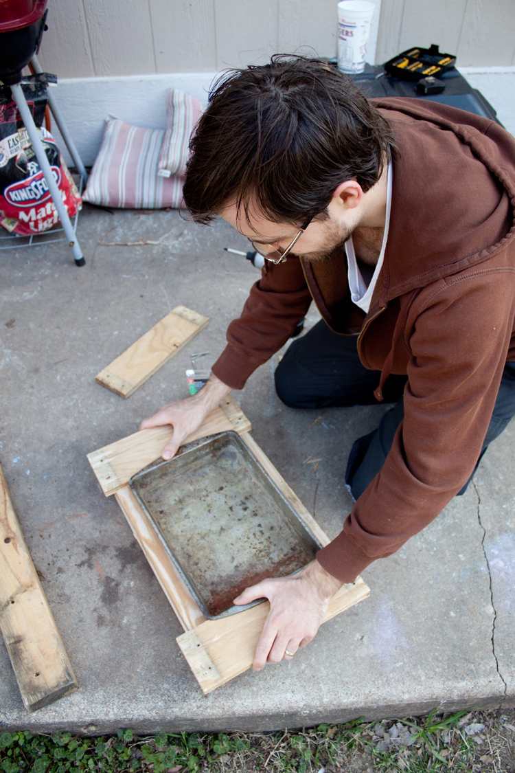 Mini drez do detskej kuchynky vyrobený zo starého plechu na pečenie detská kuchynka-drevená-záhradná-budova-návod-minidrez