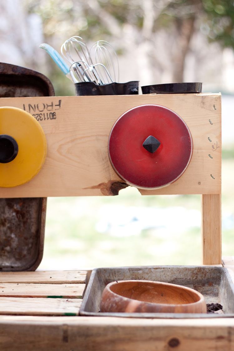 Vybudujte si police a priestor pre užitočné príslušenstvo detská kuchynka-drevo-záhrada-návod na stavbu-drez-paleta-kuchynský riad