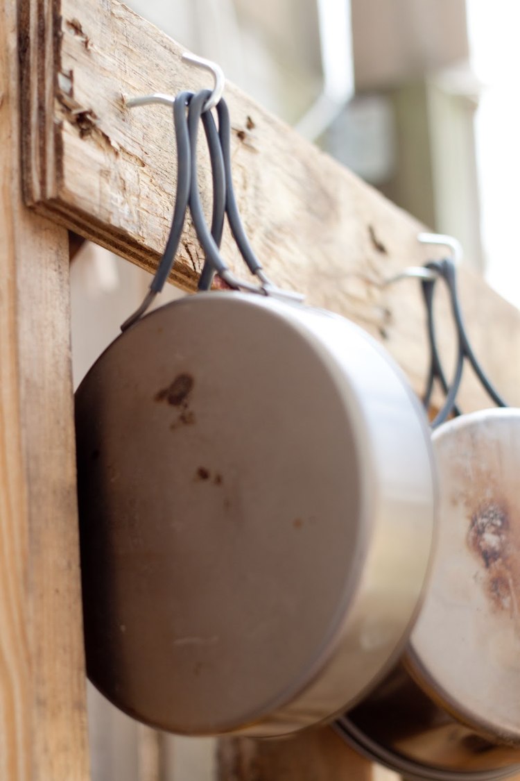 Zaveste kuchynské potreby na malé háčiky detská kuchynka-drevo-záhradná-stavba-návod-príslušenstvo-kuchynský riad-panvica