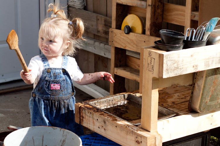 Deti sa radi hrajú s bahnom detská kuchynka-drevo-záhradná-budova-návod-hracie-guľôčky-