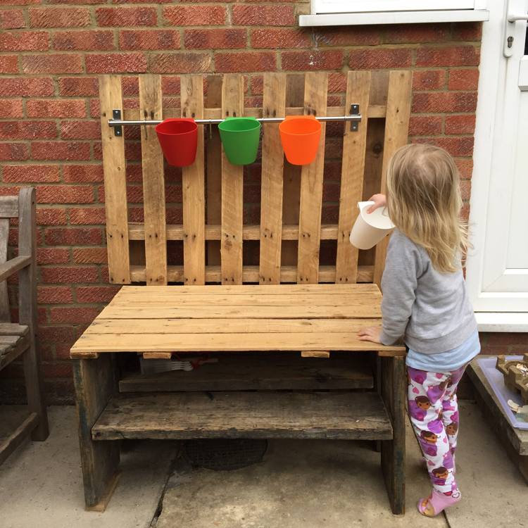 Kuchynskú stenu - europaletu pripevnite k vonkajšej stene detská kuchynka-drevo-záhrada-stavba-paleta-stôl-kuchynský riad