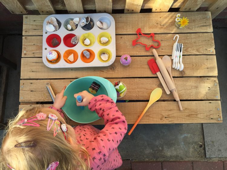 Postavte zo starého dreveného stola hrací stôl do záhrady detská kuchynka-drevo-záhrada-budova-hracie-kuchárske guľôčky