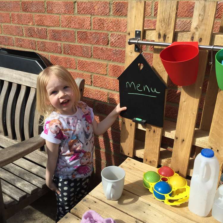 Dostatočná hracia plocha a police na príslušenstvo a hračky detská kuchynka-drevo-záhrada-stavba-hra kuchyňa-exteriér-dievča