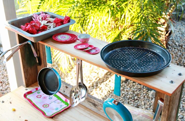 Postavenie drevenej detskej kuchynky v záhrade - rôzne nápady a 3 návody Detská kuchynka vyrobená z dreva-záhrada-stavba-hra-kuchynské potreby-vonkajšie