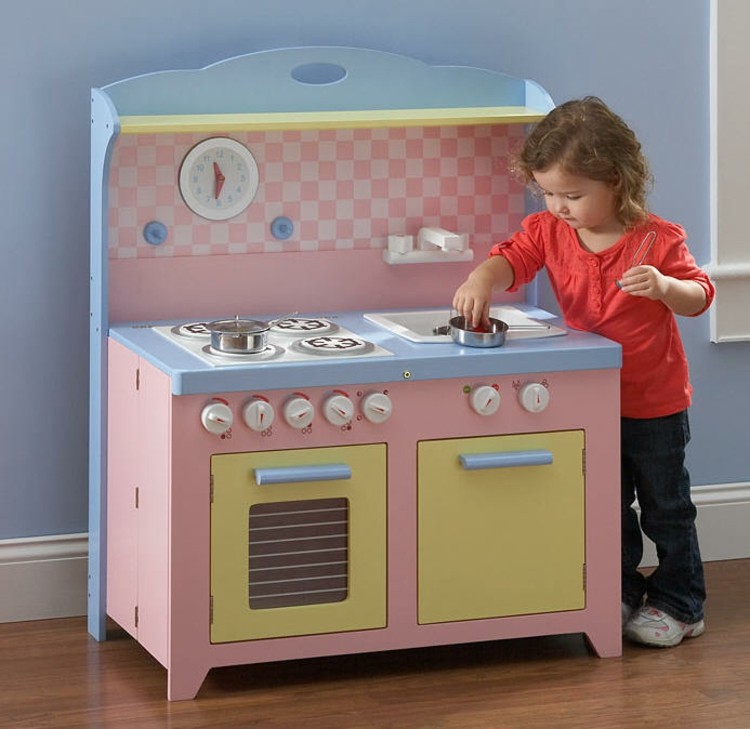 roztomilá-malá-drevená-kuchynka-pre-dievčatá