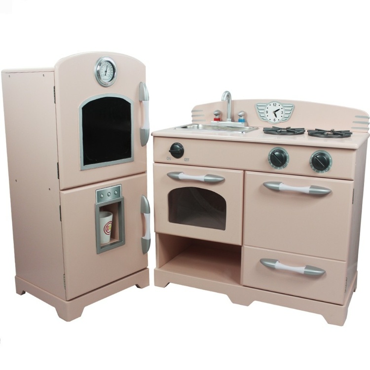 v jemnej ružovej detskej kuchynke z dreva