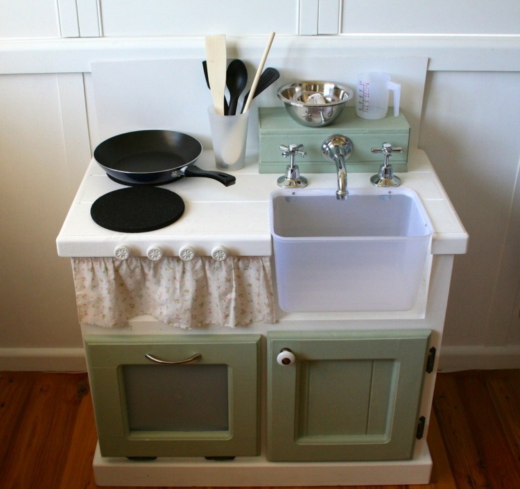 klasická-detská-kuchynka-z-dreva-v-zeleni