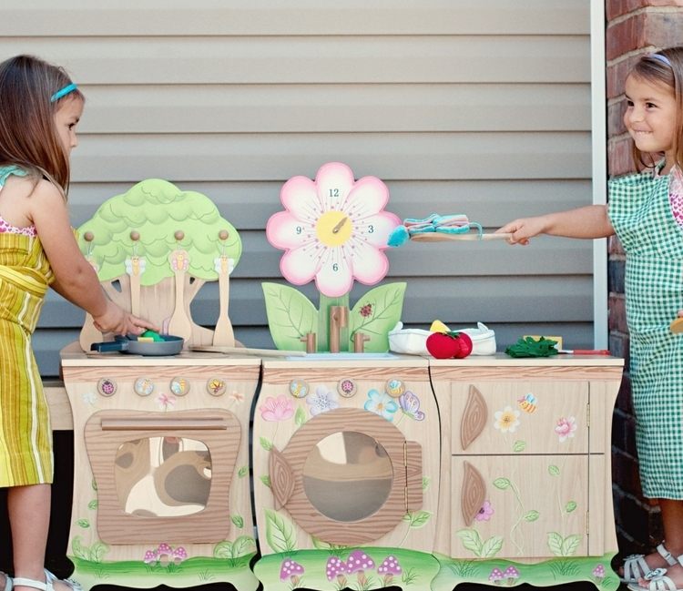 S-kvetinové-motívy-detská-kuchynka-z-dreva