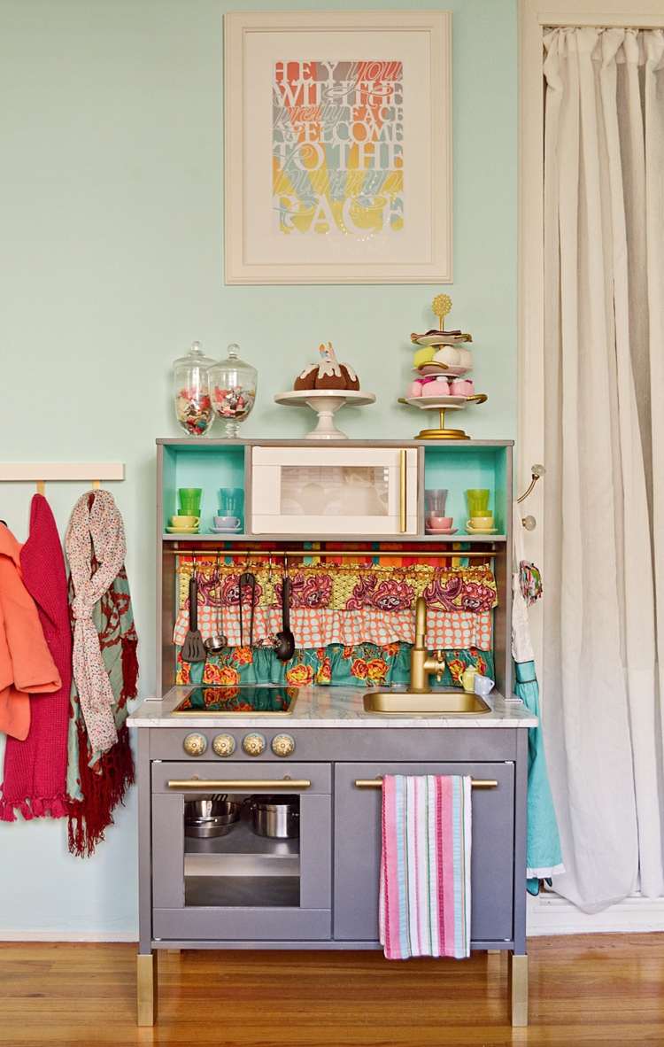 Ikea-detská-kuchynka-z-dreva-s-farebnymi-latkami