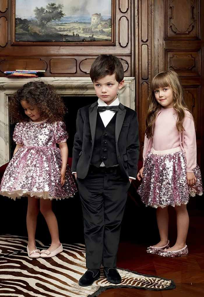 Sviatočná detská móda pre dievčatá - trblietavá sukňa a blúzka sviatočná detská móda dievčenská trblietavá sukňa ružový sveter