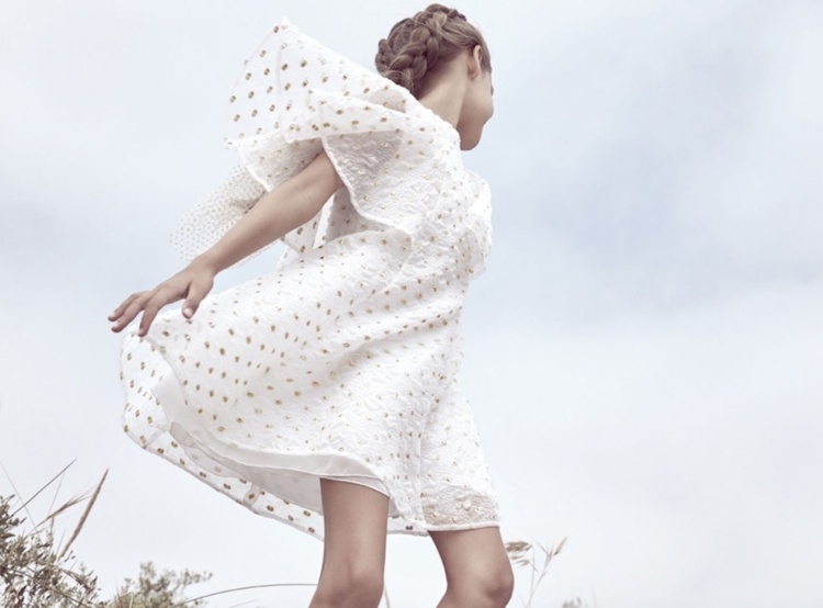 detská móda na leto 2018 biele šaty ruesche rukávy