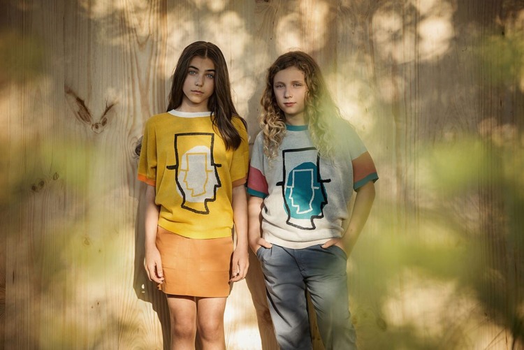 detská móda leto 2018 grafický vzor horčicová farba sveter oranžová sukňa