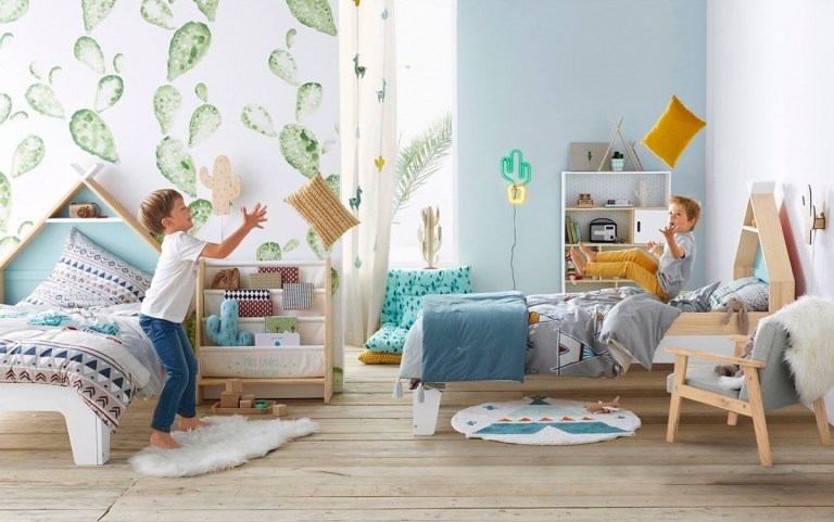 Učenie detí o poriadku, chlapčenská izba, polička, tkanina, drevo