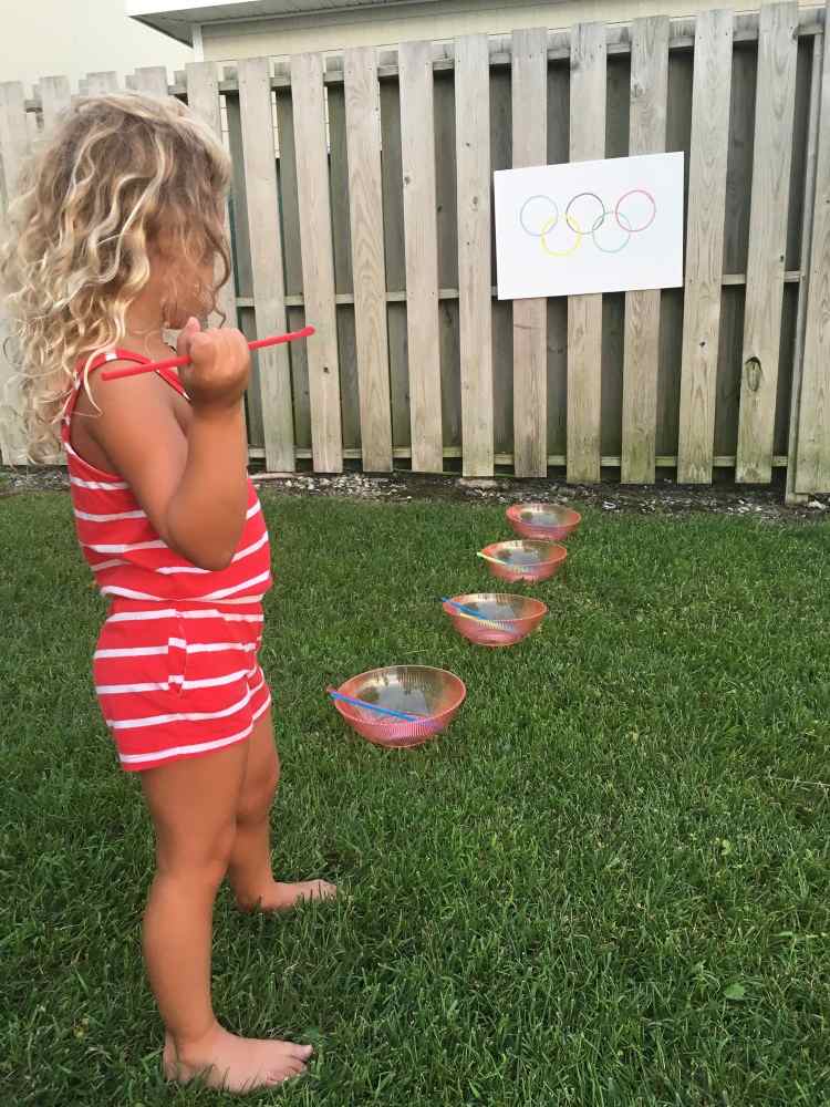 Olympijské hry pre deti, dlhé hody vonku. Jpeg