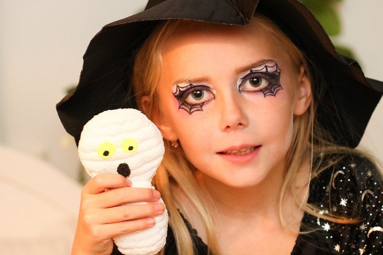 Čarodejnica len nápad na líčenie na Halloween